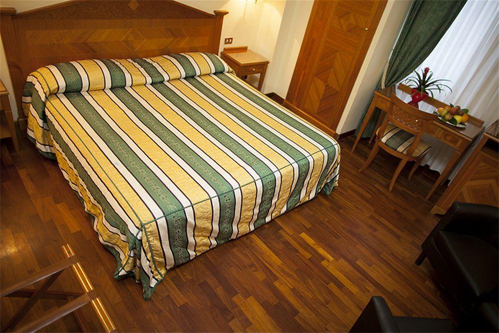 City Hotel Caserta Esterno foto